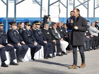 Policías con 25 años de servicio fueron reconocidos por el gobernador, Omar Gutiérrez