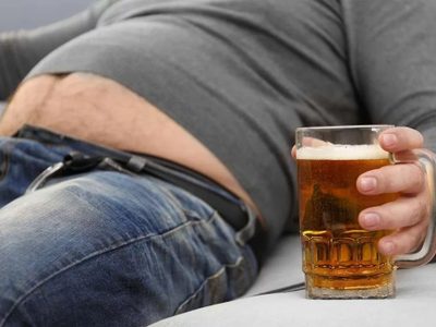 Sin nada de pesas y en casa: el ejercicio más efectivo para eliminar la panza cervecera en semanas