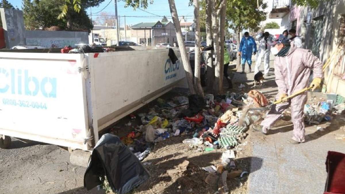 Personal del municipio limpiando la vivienda donde se encontraba el acumulador. Fuente: (Municipio de Neuquén)