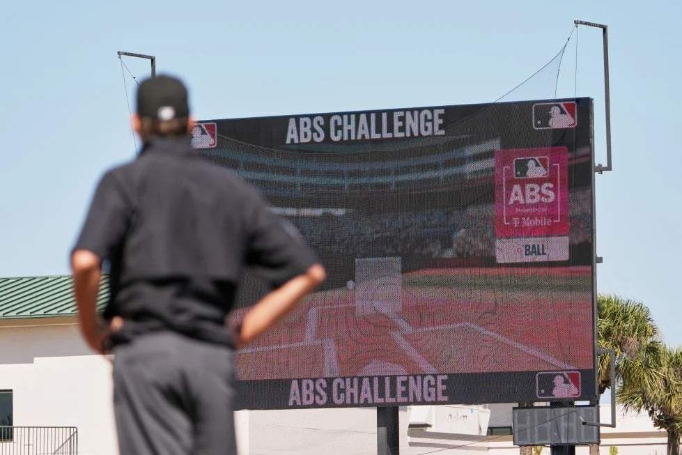 El árbitro Ryan Additon observa cómo se impugna una decisión arbitral mediante el sistema de revisión de jugadas ABS de la MLB durante la tercera entrada de un partido de béisbol de pretemporada entre los Miami Marlins y los Houston Astros el miércoles 25 de febrero de 2026 en Jupiter, Florida.