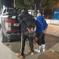Detuvieron a dos adolescentes que ocultaban dinero y un arma en un taxi