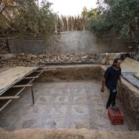 Agricultor palestino descubre mosaico bizantino en su terreno en la Franja de Gaza
