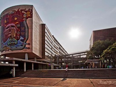 Sujeto asalta a dos mujeres en la explanada de la Facultad de Medicina de la UNAM