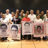 Padres de los 43 y Encinas recorren el 27 Batallón de Infantería en Iguala