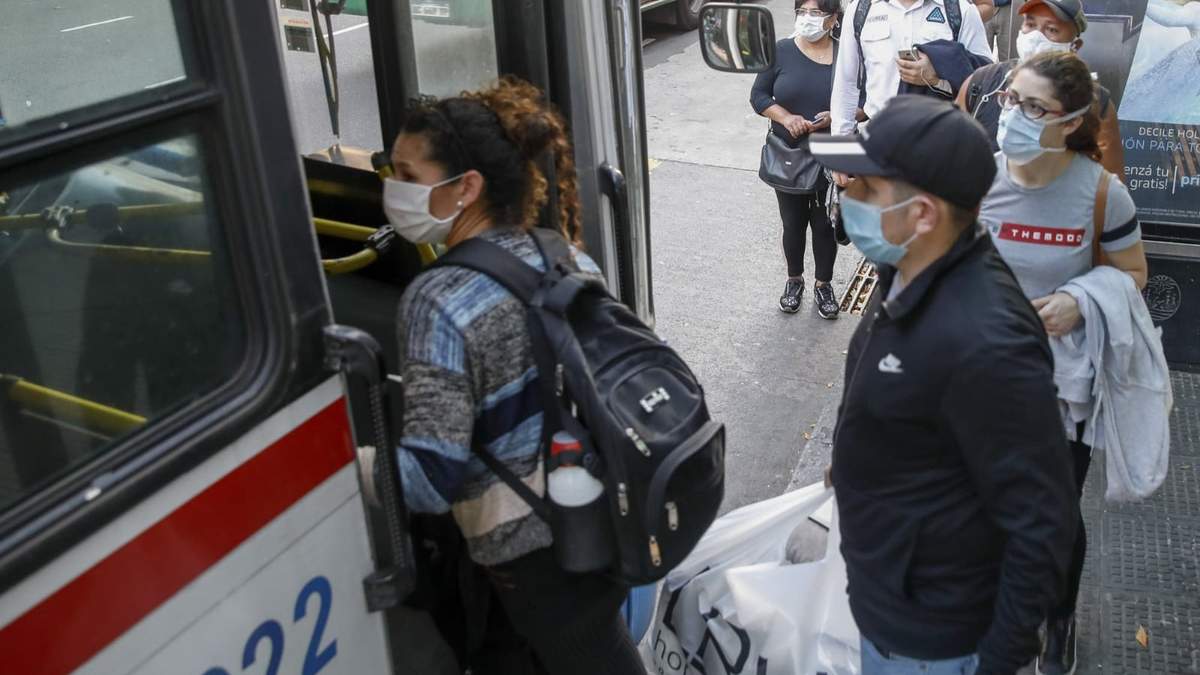 Fila para abordar un colectivo. Fuente: (Twitter)
