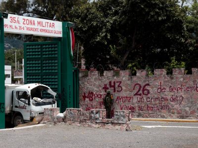 Normalistas atacan la 35 Zona Militar en Chilpancingo; padres de los 43 exigen justicia (Video)