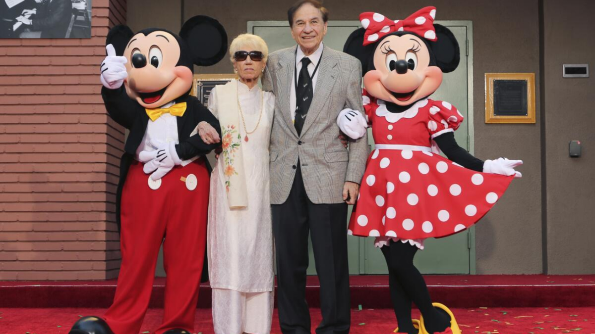 Mickey Mouse, Elizabeth Gluck, Richard M. Sherman y Minnie Mouse en homenaje a los hermanos Sherman