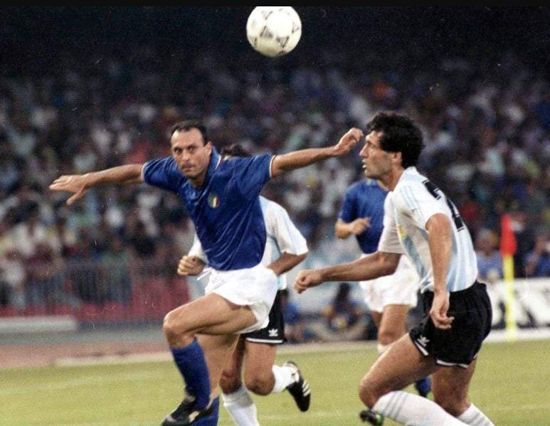 ARCHIVO - El italiano Salvatore Schillaci (izquierda) y el argentino Juan Simón disputa el balón en la semifinal de la Copa Mundial, el 3 de julio de 1990