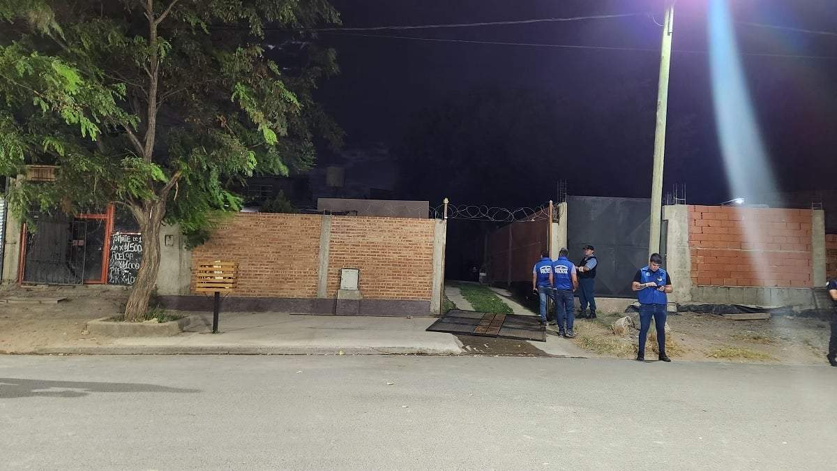 Policías allanaron la vivienda frente a la que ocurrió el homicidio. Fuente (Policía de Neuquén)
