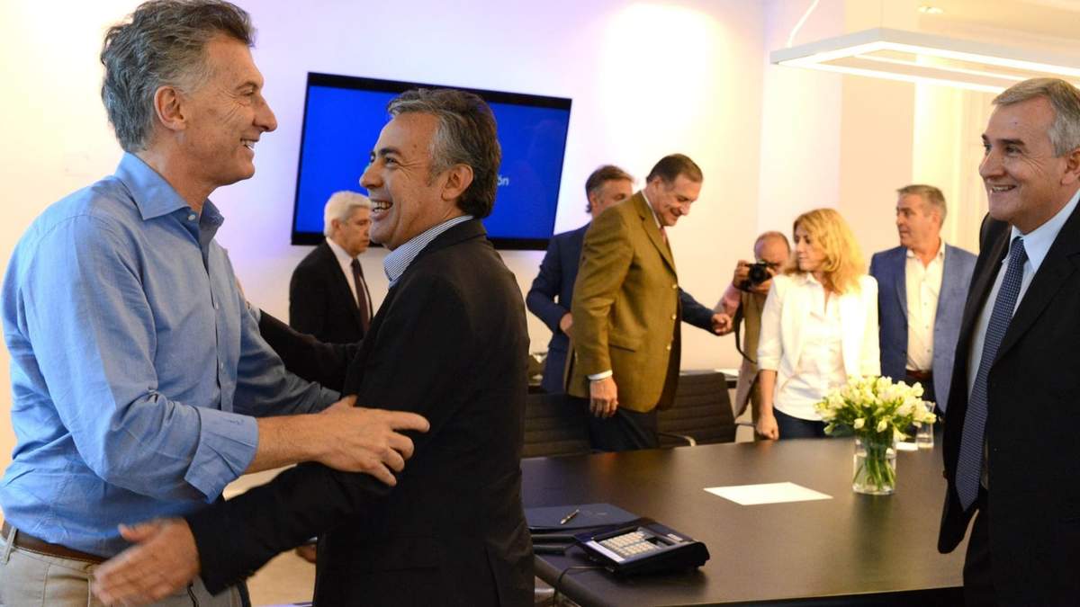 Macri junto a Cornejo y Morales (foto: Twitter).