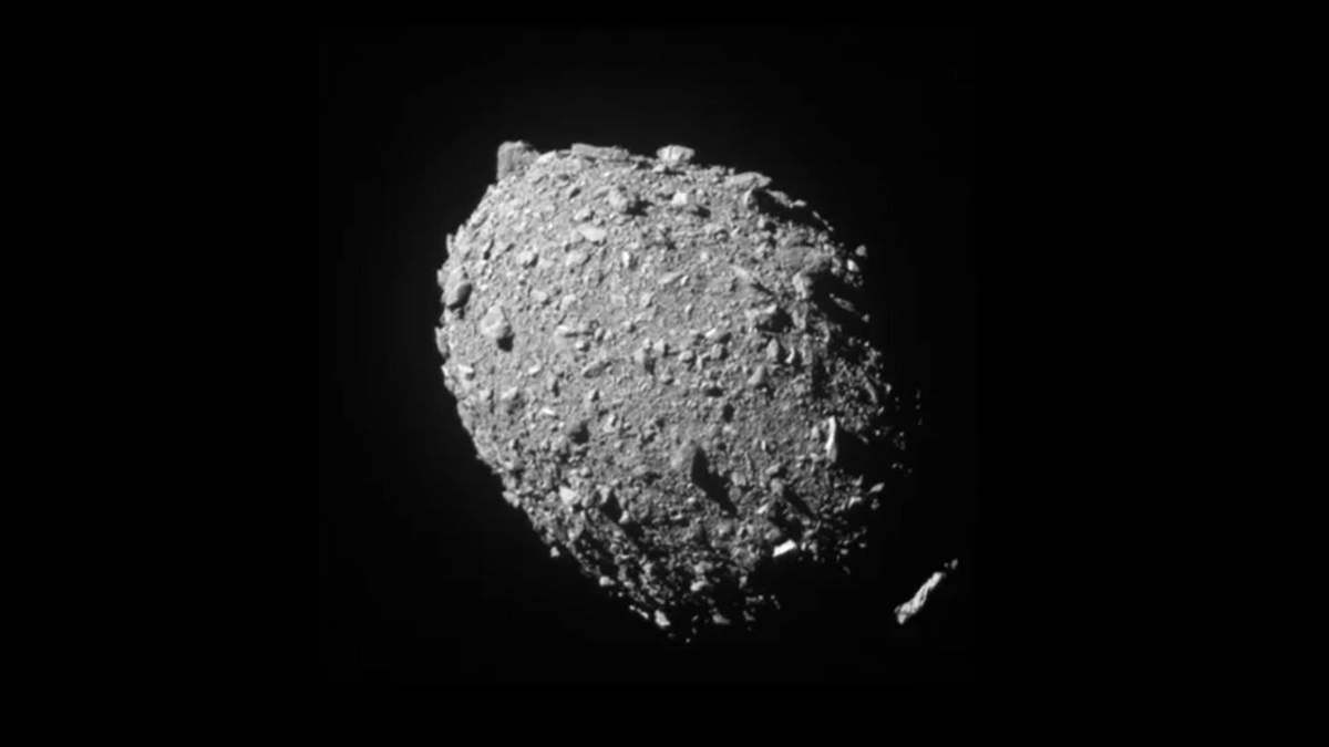 Esta imagen proporcionada por la NASA muestra el asteroide Dimorphos, capturado por la misión DART de la NASA solo dos segundos antes de que la nave espacial golpeara su superficie, el 26 de septiembre de 2022