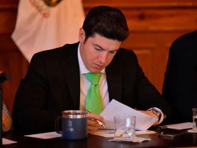 El TEPJF revoca la sanción del INE a Samuel García por aportaciones de familiares