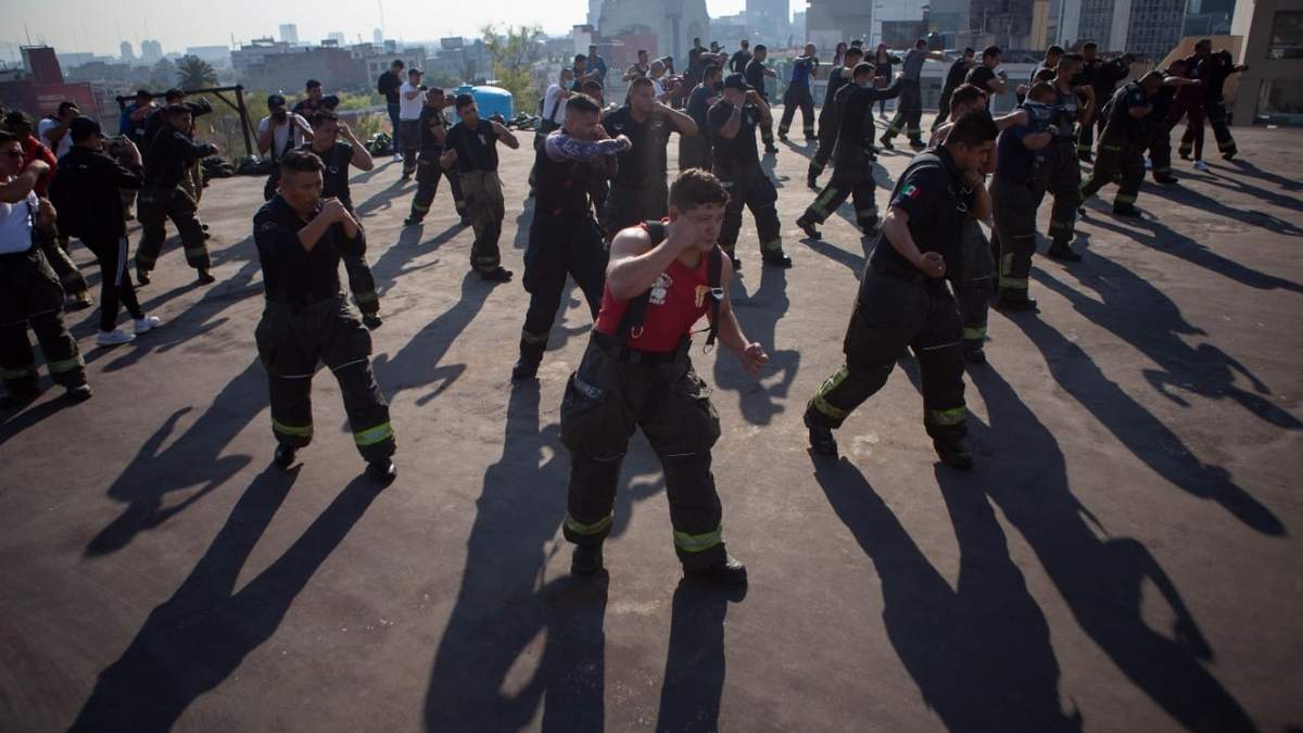 Bomberos lanzando golpes