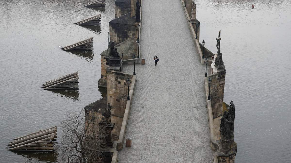 Instantánea de la primera cuarentena. El turístico Puente de Carlos, uno de los íconos de Praga, totalmente vacío. Fuente: (Twitter)