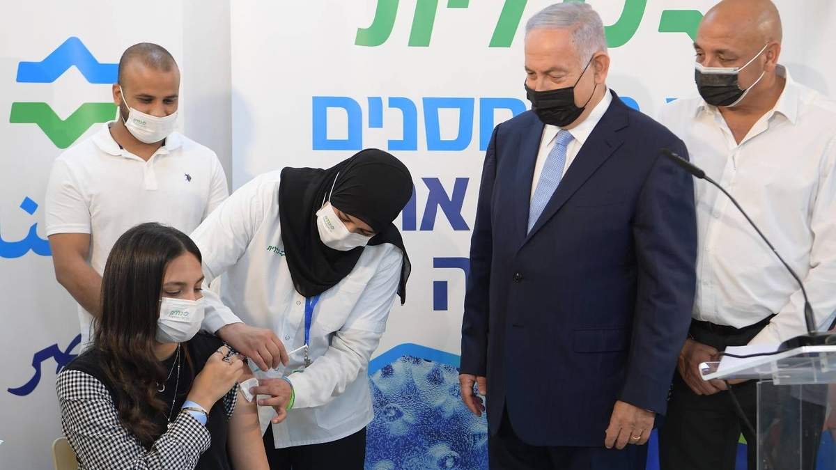 El primer ministro israelí Benjamin Netanyahu durante la aplicación de la vacuna contra covid-19