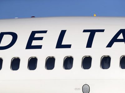 Revelan nuevo video del momento en que avión atropella a una persona en Aeropuerto de Denver