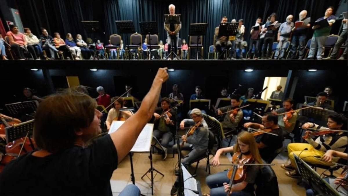 La Orquesta Sinfónica de Neuquén en la fosa del Cine Español. Fuente: (Facebook).