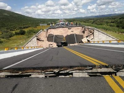 Se desploma puente vehicular elevado en SLP; reportan una mujer muerta