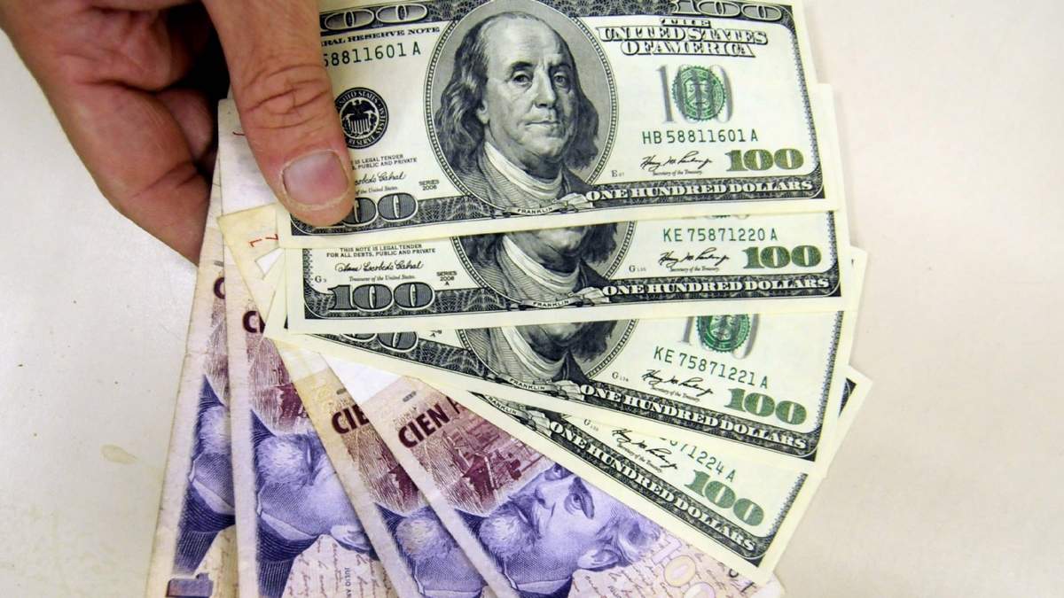 Dólar y peso argentino. Fuente: (Twitter)