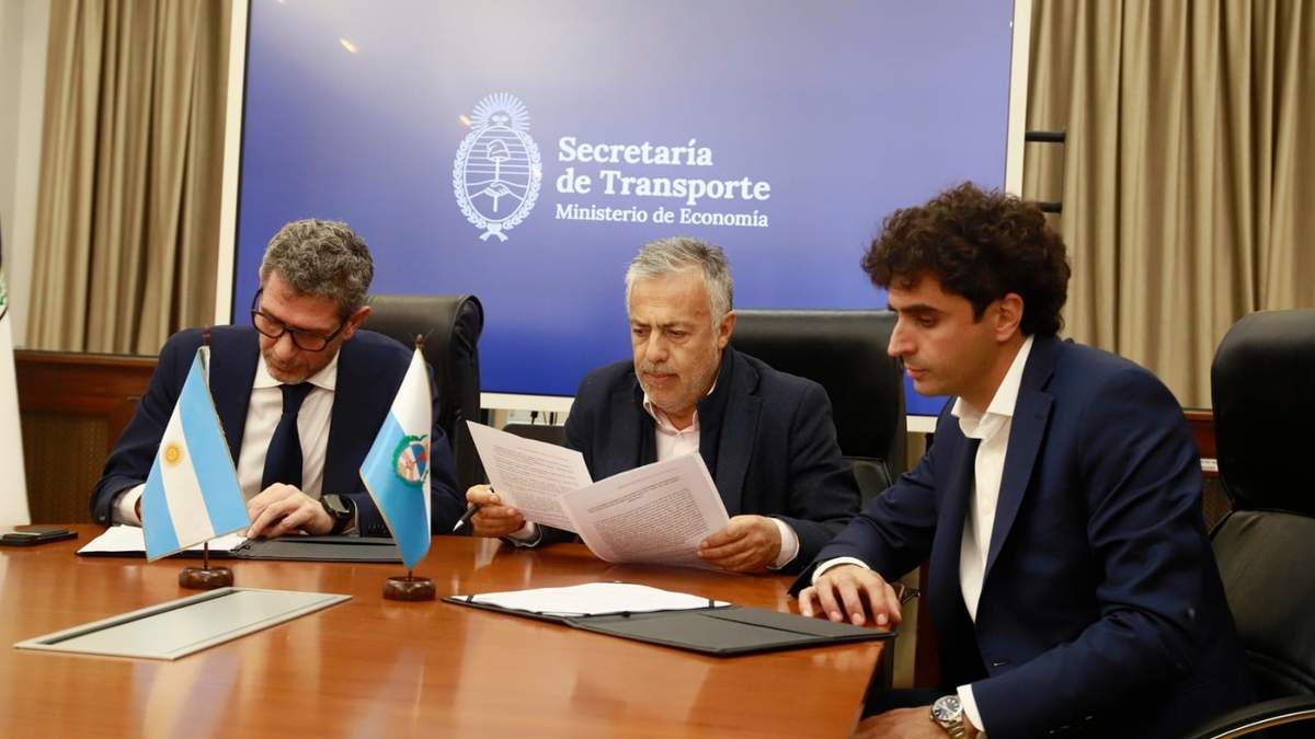 Alfredo Cornejo, y el secretario de Transporte de la Nación, Luis Pierrini, firmaron un convenio para avanzar en la implementación del Tren de Cercanías del Este.