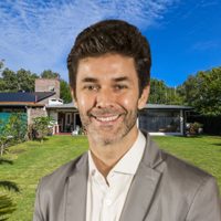 Ideal para los días de verano: Mariano Martinez disfruta del jardín de su lujosa residencia