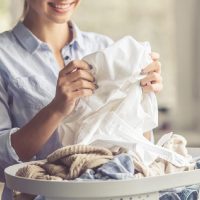 El truco definitivo para que tu ropa blanca recupere el color y deje de estar manchada y amarilla