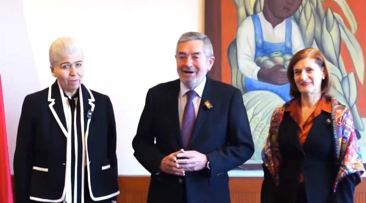 Juan Ramón de la Fuente con las nuevas embajadoras