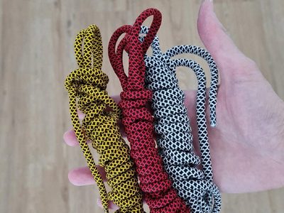 No tires los cordones viejos de tus zapatillas, transformalos en este original adorno para tu árbol de Navidad