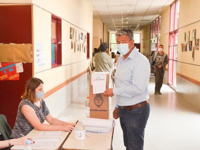 ELECCIONES 2021: votó el candidato del MPN, Rolando Figueroa