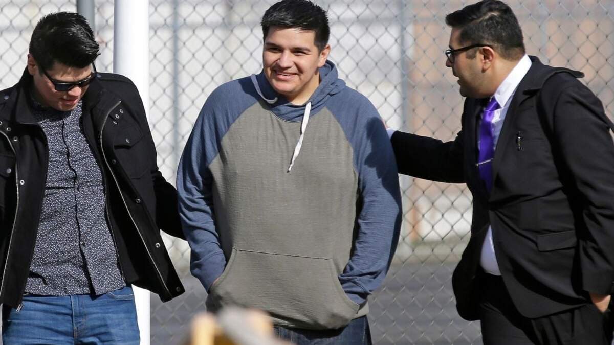 En esta fotografía de archivo del 29 de marzo de 2017, Daniel Ramírez Medina, al centro, que está inscrito en el programa de Acción Diferida para los Llegados en la Infancia, sale del Centro de Detención del Noroeste en Tacoma, Washington, con su abogado, Luis Cortés, derecha, y su hermano, izquierda, del que no se ha proporcionado su nombre, después de que Ramírez fue puesto en libertad