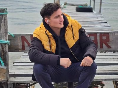 Tiene 23 años y afirma estar harto del acoso de mujeres mayores de 40