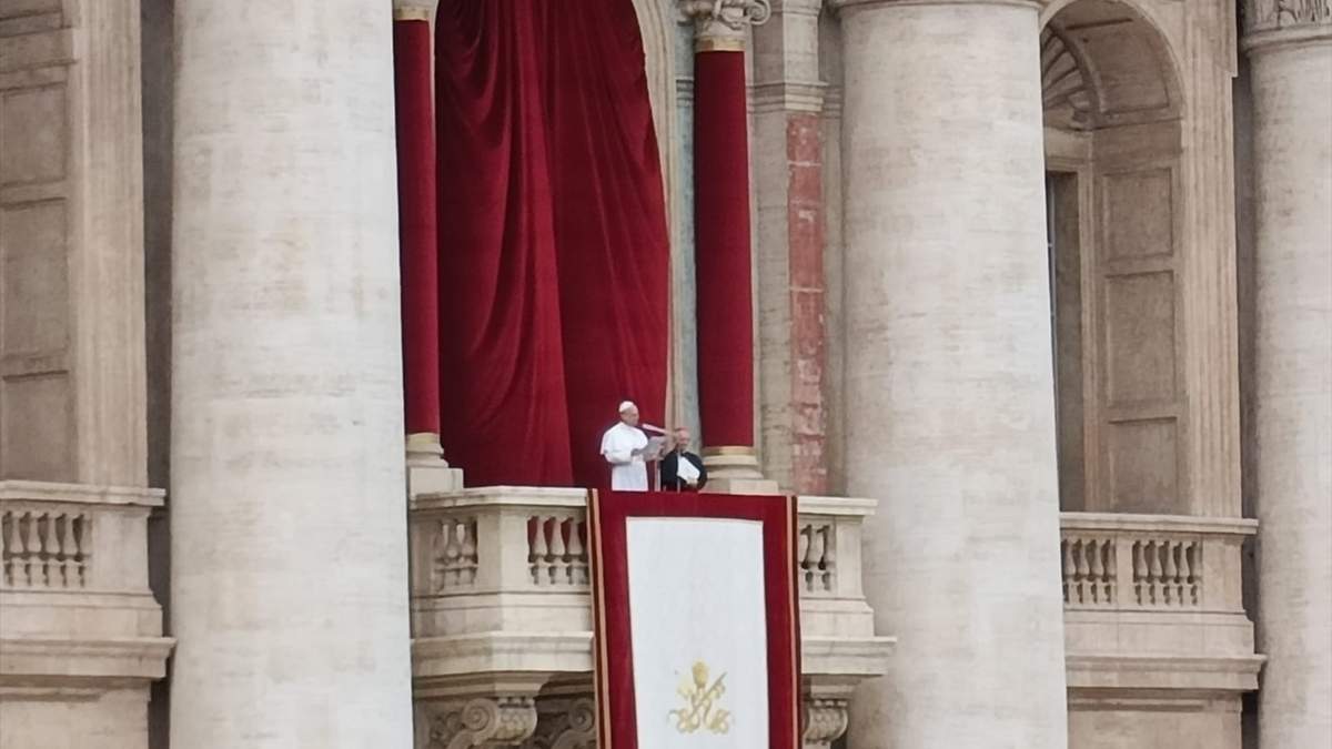 El Papa León XIV en su primer Regina Caeli, desde el balcón central de la Basílica de San Pedro