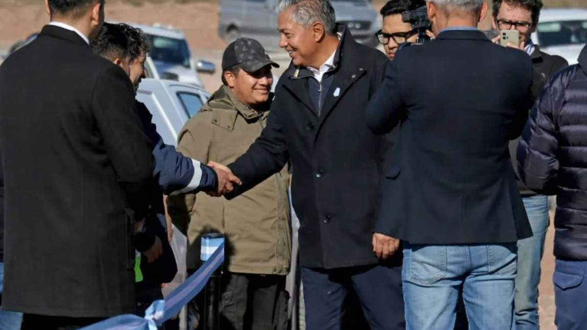 El gobernador llegó hasta Añelo para recorrer las obras del bypass. Fuente: (Gobierno de Neuquén)