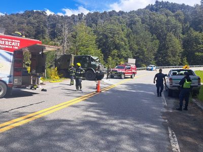 Un camión de Gendarmería Nacional volcó en la Ruta de los Siete Lagos