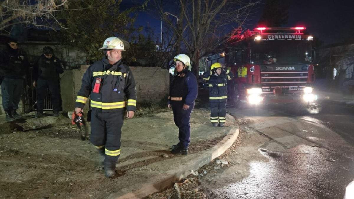 La víctima fue encontrada en su casa del barrio Sarmiento por Bomberos y Policía. Fuente: (Centenario Digital)