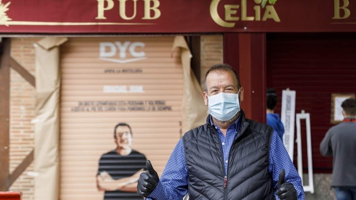 Pintan rostros de los dueños de bares cerrados. Fuente: (Instagram)