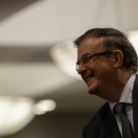Equipo de Ebrard ignora la veda: difunde encuestas que lo favorecen