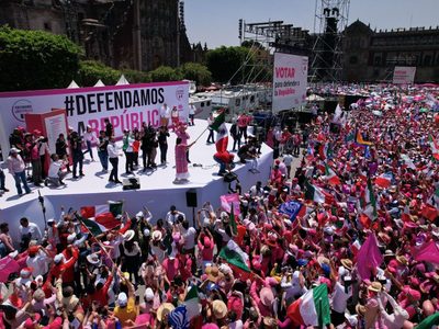 El INE acusa a Amado Avendaño de financiar evento de la “Marea Rosa” en el Zócalo