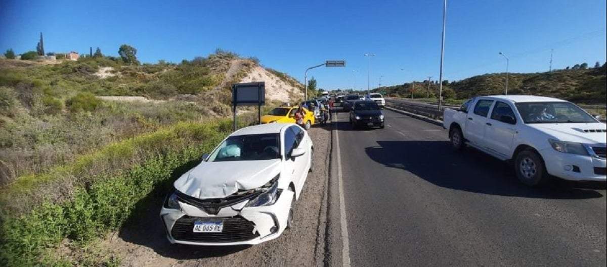 Choque múltiple a la altura del Shopping Alto Comahue. Fuente: (Facebook)