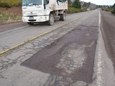 A causa de un bache en la Ruta Nacional 40, un auto rompió dos ruedas