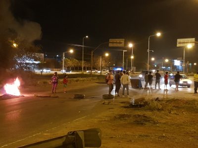 Manifestación en Ruta 7: EPAS llevó agua y apunta contra la Municipalidad por falta de obras