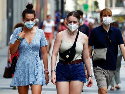 Estadounidenses podrán salir a las calles sin usar mascarillas, según los CDC