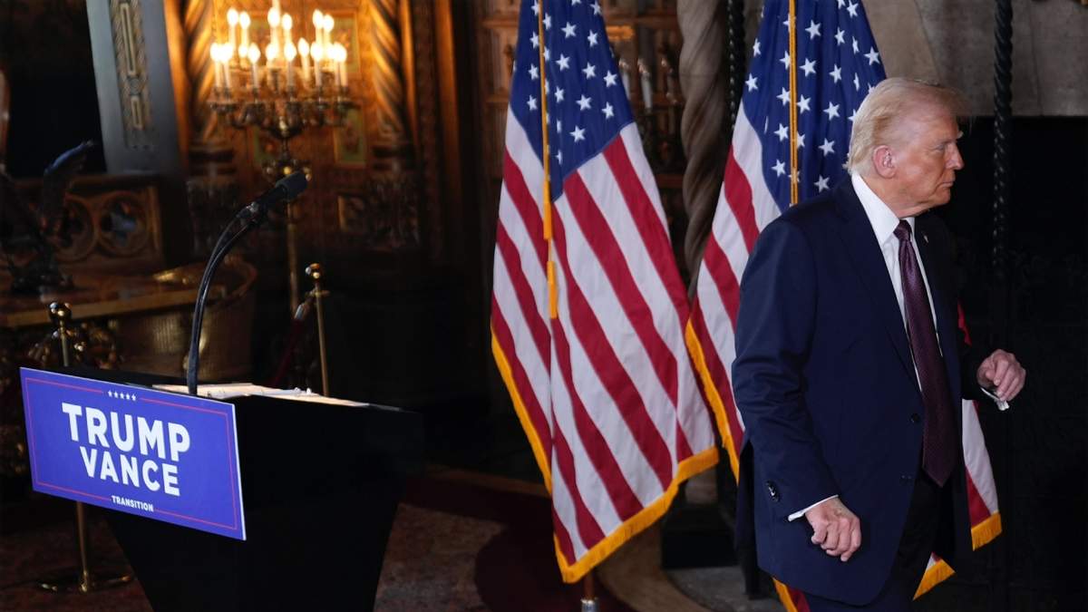 El presidente electo Donald Trump se va del podio después de una conferencia de prensa en Mar-a-Lago, el 7 de enero de 2025, en Palm Beach, Florida