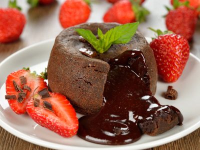 Volcán de chocolate en microondas y en solo 1 minuto: la receta perfecta para los días de antojo