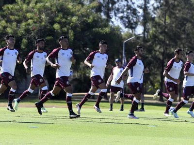 Escándalo en el fútbol argentino: la figura de Lanús que pateó y golpeó a un rival en un amistoso