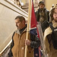 Fiscales de EU imputan a hombre que llevaba bandera confederada en asalto al Capitolio