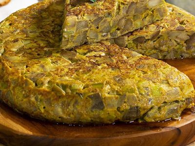 Animate a cocinar esta tortilla de berenjenas: solo cinco ingredientes y una receta rápida para el almuerzo o la cena