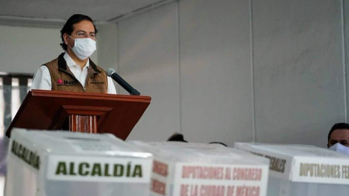 El consejero del INE José Roberto Ruiz Saldaña durante la demostración