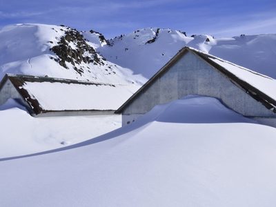 La nieve tapó su casa: original invento en Caviahue. Mirá