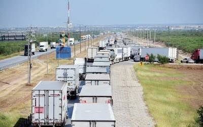 SRE rechaza la medida de gobernador de Texas de inspeccionar todos los camiones en la frontera